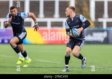 Newcastle, Großbritannien. Mai 2021. Callum Chick von Newcastle Falcons bereitet sich vor, Luther Burrell von Newcastle Falcons in Newcastle, Vereinigtes Königreich am 5/8/2021 zu übergeben. (Foto von Iam Burn/News Images/Sipa USA) Quelle: SIPA USA/Alamy Live News Stockfoto