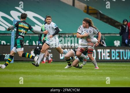 8. Mai 2021; Franklin Gardens, Northampton, East Midlands, England; Premiership Rugby Union, Northampton Saints gegen Gloucester; Jordy Reid aus Gloucester macht sich bereit, den Ball im Tackle freizugeben Stockfoto