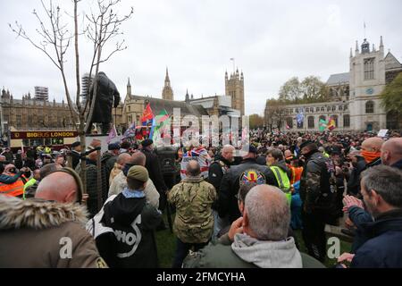 London, England, Großbritannien. Mai 2021. Demonstranten veranstalteten eine Kundgebung auf dem Londoner Parliament Square, nachdem der umstrittene Prozess gegen zwei Fallschirmjäger, die des Mordes an dem offiziellen IRA-Führer Joe McCann beschuldigt wurden, in Großbritannien zusammengebrochen war. Kredit: Tayfun Salci/ZUMA Wire/Alamy Live Nachrichten Stockfoto