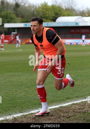 Mark Wright von Crawley Town erwärmt sich während des zweiten Spiels der Sky Bet League im People's Pension Stadium in Crawley auf der Touchline. Bilddatum: Samstag, 8. Mai 2021. Stockfoto