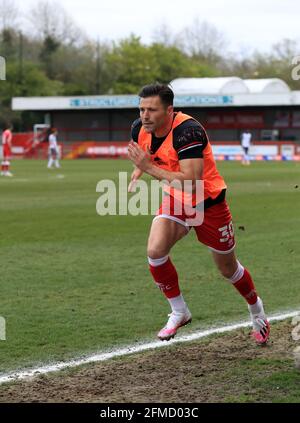 Mark Wright von Crawley Town erwärmt sich während des zweiten Spiels der Sky Bet League im People's Pension Stadium in Crawley auf der Touchline. Bilddatum: Samstag, 8. Mai 2021. Stockfoto