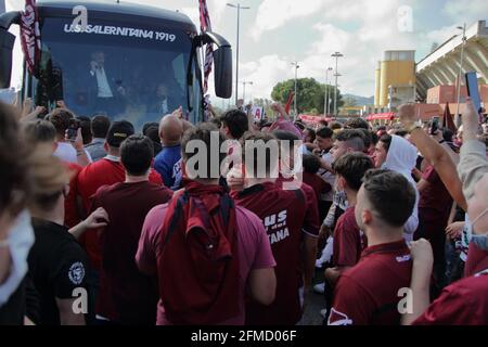 Die Salernitana nach dem Spiel zu Hause gegen das Team von Empoli, bereits in der Serie A gefördert, ist ein Schritt weg von der Krönung des Traums der Rückkehr nach 23 Jahren in der Top-Serie des italienischen Fußballs, Serie A. noch 90 Minuten , nur ein Unentschieden , Im letzten Spiel der Serie B Meisterschaft, gegen Pescara, damit das Team mathematisch die Förderung in der oberen Kategorie zu gewinnen. Eine große Gruppe von Fans, wartete vor dem Stadion, der Teamtrainer, um zu feiern und sie zu ermutigen, bis zum Ende für diesen begehrten sportlichen Meilenstein zu kämpfen. Endergebnis Salernitana vs Empoli 2 - 0. Aufgrund von Stockfoto