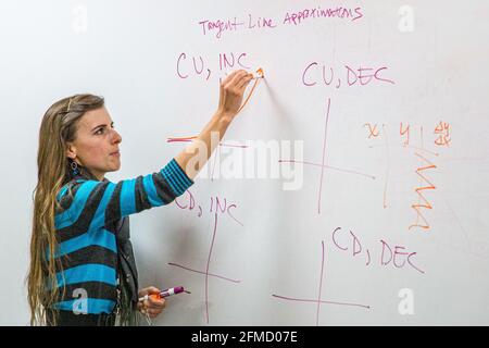 Lehrer mit einem Whiteboard in einem Mathematikunterricht Stockfoto