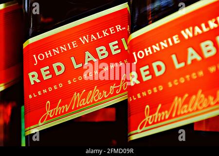 Redaktionell selektives Fokusfoto von Johnnie Walker Red Label Scotch whiskyflaschen - eine Marke von Scotch Whisky Stockfoto