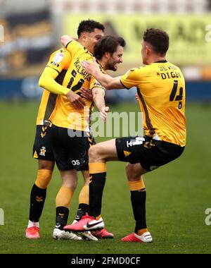 Wes Hoolahan (Mitte) von Cambridge United feiert das zweite Tor ihrer Spielmannschaft während des Spiels der Sky Bet League Two im Abbey Stadium, Cambridge. Bilddatum: Samstag, 8. Mai 2021. Stockfoto