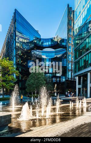 Die Fontäne und Bürogebäude mit blauer Glasfront in der Entwicklung More London Riverside. Stockfoto