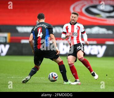 Sheffield, England, 8. Mai 2021. Oliver Norwood von Sheffield Utd mit Luka Milivojevic von Crystal Palace während des Premier League-Spiels in der Bramall Lane, Sheffield. Bildnachweis sollte lauten: Simon Bellis/ Sportimage Stockfoto