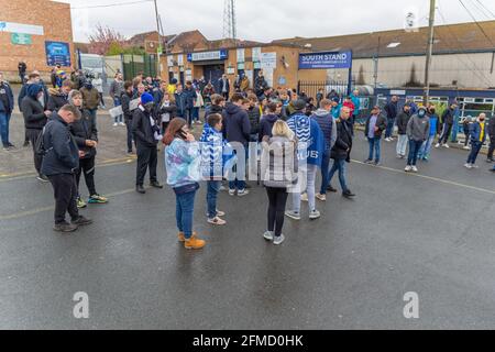 Roots Hall, Southend-on-Sea, Großbritannien. Mai 2021. Unterstützer von Southend United protestieren vor dem letzten Ligaspiel der Saison gegen Newport County. Die Fans sind frustriert über den finanziellen Umgang mit dem Verein, der zum ersten Mal in seiner 100-jährigen Geschichte aus der Football League abgestiegen ist. Viele Unterstützer beschuldigen den derzeitigen Vorsitzenden, den Immobilienentwickler Ron Martin, für den Untergang des Clubs. Penelope Barritt/Alamy Live News Stockfoto