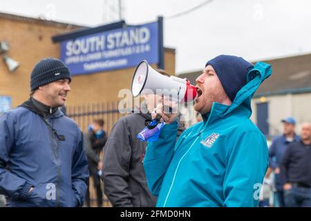 Roots Hall, Southend-on-Sea, Großbritannien. Mai 2021. Unterstützer von Southend United protestieren vor dem letzten Ligaspiel der Saison gegen Newport County. Die Fans sind frustriert über den finanziellen Umgang mit dem Verein, der zum ersten Mal in seiner 100-jährigen Geschichte aus der Football League abgestiegen ist. Viele Unterstützer beschuldigen den derzeitigen Vorsitzenden, den Immobilienentwickler Ron Martin, für den Untergang des Clubs. Penelope Barritt/Alamy Live News Stockfoto