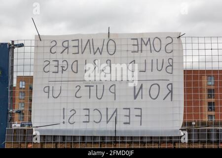 Roots Hall, Southend-on-Sea, Großbritannien. Mai 2021. Unterstützer von Southend United protestieren vor dem letzten Ligaspiel der Saison gegen Newport County. Die Fans sind frustriert über den finanziellen Umgang mit dem Verein, der zum ersten Mal in seiner 100-jährigen Geschichte aus der Football League abgestiegen ist. Viele Unterstützer beschuldigen den derzeitigen Vorsitzenden, den Immobilienentwickler Ron Martin, für den Untergang des Clubs. Penelope Barritt/Alamy Live News Stockfoto