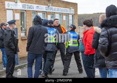 Roots Hall, Southend-on-Sea, Großbritannien. Mai 2021. Unterstützer von Southend United protestieren vor dem letzten Ligaspiel der Saison gegen Newport County. Die Fans sind frustriert über den finanziellen Umgang mit dem Verein, der zum ersten Mal in seiner 100-jährigen Geschichte aus der Football League abgestiegen ist. Viele Unterstützer beschuldigen den derzeitigen Vorsitzenden, den Immobilienentwickler Ron Martin, für den Untergang des Clubs. Penelope Barritt/Alamy Live News Stockfoto