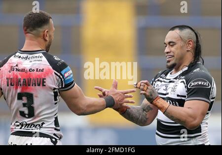 Carlos Tuimavave (links) von Hull FC und Mahe Fonua von Hull FC feiern nach dem letzten Pfiff beim Viertelfinalspiel des Betfred Challenge Cup im Emerald Headingley Stadium, Leeds. Bilddatum: Samstag, 8. Mai 2021. Stockfoto