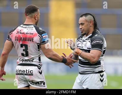 Carlos Tuimavave (links) von Hull FC und Mahe Fonua von Hull FC feiern nach dem letzten Pfiff beim Viertelfinalspiel des Betfred Challenge Cup im Emerald Headingley Stadium, Leeds. Bilddatum: Samstag, 8. Mai 2021. Stockfoto