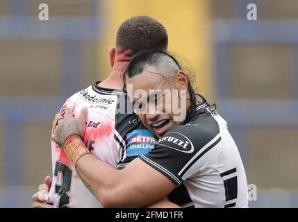 Carlos Tuimavave (links) von Hull FC und Mahe Fonua von Hull FC feiern nach dem letzten Pfiff beim Viertelfinalspiel des Betfred Challenge Cup im Emerald Headingley Stadium, Leeds. Bilddatum: Samstag, 8. Mai 2021. Stockfoto