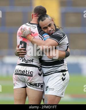 Carlos Tuimavave (links) von Hull FC und Mahe Fonua von Hull FC feiern nach dem letzten Pfiff beim Viertelfinalspiel des Betfred Challenge Cup im Emerald Headingley Stadium, Leeds. Bilddatum: Samstag, 8. Mai 2021. Stockfoto