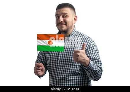 Weißer Kerl mit einer Flagge von Niger und zeigt die Klasse von Hand isoliert auf weißem Hintergrund. Wie für Niger. Stockfoto
