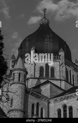 Schwarz-Weiß-Bild der Rückseite des 19. Jahrhunderts Century St Lambertus Church (englische St Lambertus) Mit einem spektakulären Blick auf die Kuppel mit dramatischen Stockfoto