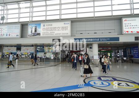 Tokoname, Japan. Mai 2021. Reisende, die Gesichtsmasken tragen, können beim Spaziergang am Chubu Centrair International Airport Terminal beobachten. Japan verlängert den Ausnahmezustand bis Ende Mai und verstärkt die Sperrmaßnahmen, da die Zahl der Infektionsfälle im Rahmen einer Coronavirus-Pandemie weiterhin hoch ist. Kredit: SOPA Images Limited/Alamy Live Nachrichten Stockfoto
