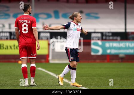 Lloyd Isgrove von Bolton Wanderers feiert im zweiten Spiel der Sky Bet League im People's Pension Stadium, Crawley, das vierte Tor des Spiels seiner Seite. Bilddatum: Samstag, 8. Mai 2021. Stockfoto