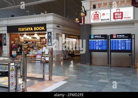 Tokoname, Japan. Mai 2021. Blick auf eine verlassene Einkaufszone am Chubu Centrair International Airport Terminal. Japan verlängert den Ausnahmezustand bis Ende Mai und verstärkt die Sperrmaßnahmen, da die Zahl der Infektionsfälle im Rahmen einer Coronavirus-Pandemie weiterhin hoch ist. Kredit: SOPA Images Limited/Alamy Live Nachrichten Stockfoto