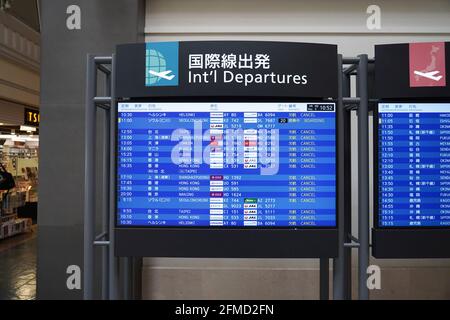 Tokoname, Japan. Mai 2021. Auf Monitoren eines verlassenen internationalen Flughafens Chubu Centrair werden die Zeichen der Annullierung internationaler Flüge angezeigt. Japan verlängert den Ausnahmezustand bis Ende Mai und verstärkt die Sperrmaßnahmen, da die Zahl der Infektionsfälle im Rahmen einer Coronavirus-Pandemie weiterhin hoch ist. Kredit: SOPA Images Limited/Alamy Live Nachrichten Stockfoto