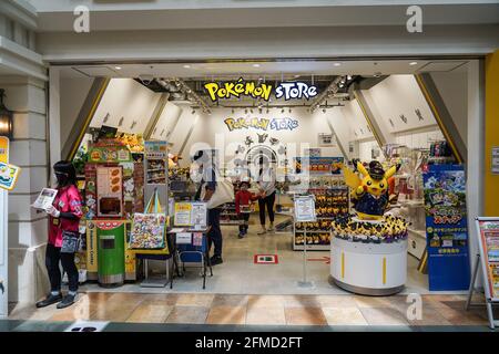 Tokoname, Japan. Mai 2021. Menschen mit Gesichtsmasken gehen in einen Pokémon-Store am internationalen Flughafenterminal von Chubu Centrair.Japan verlängert den Ausnahmezustand bis Ende Mai und verstärkt die Sperrmaßnahmen, da die Anzahl der Infektionsfälle im Rahmen einer Coronavirus-Pandemie hoch bleibt. Kredit: SOPA Images Limited/Alamy Live Nachrichten Stockfoto