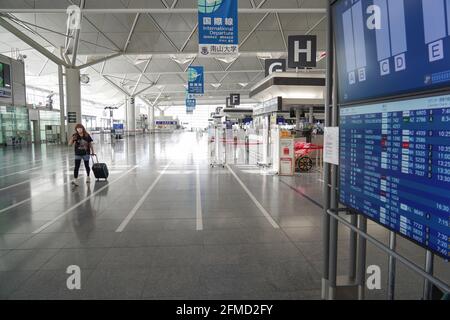 Tokoname, Japan. Mai 2021. Ein Reisender, der eine Gesichtsmaske trägt, geht an einem leeren Chubu Centrair International Airport Terminal spazieren. Japan verlängert den Ausnahmezustand bis Ende Mai und verstärkt die Sperrmaßnahmen, da die Zahl der Infektionsfälle im Rahmen einer Coronavirus-Pandemie weiterhin hoch ist. Kredit: SOPA Images Limited/Alamy Live Nachrichten Stockfoto