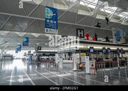 Tokoname, Japan. Mai 2021. Blick auf ein leeres Chubu Centrair International Airport Terminal. Japan verlängert den Ausnahmezustand bis Ende Mai und verstärkt die Sperrmaßnahmen, da die Zahl der Infektionsfälle im Rahmen einer Coronavirus-Pandemie weiterhin hoch ist. Kredit: SOPA Images Limited/Alamy Live Nachrichten Stockfoto