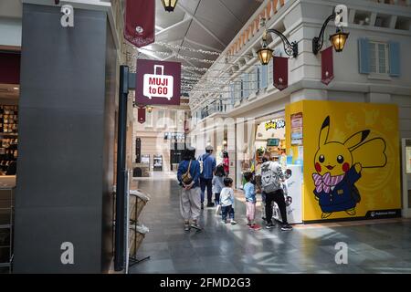 Tokoname, Japan. Mai 2021. Menschen mit Gesichtsmasken gehen in der Nähe von MUJI zu GO und PokÈmon Stores am Chubu Centrair International Airport Terminal. Japan verlängert den Ausnahmezustand bis Ende Mai und verstärkt die Sperrmaßnahmen, da die Zahl der Infektionsfälle im Rahmen einer Coronavirus-Pandemie weiterhin hoch ist. Kredit: SOPA Images Limited/Alamy Live Nachrichten Stockfoto