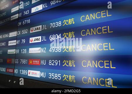 Tokoname, Japan. Mai 2021. Auf Monitoren eines verlassenen internationalen Flughafens Chubu Centrair werden die Zeichen der Annullierung internationaler Flüge angezeigt. Japan verlängert den Ausnahmezustand bis Ende Mai und verstärkt die Sperrmaßnahmen, da die Zahl der Infektionsfälle im Rahmen einer Coronavirus-Pandemie weiterhin hoch ist. Kredit: SOPA Images Limited/Alamy Live Nachrichten Stockfoto