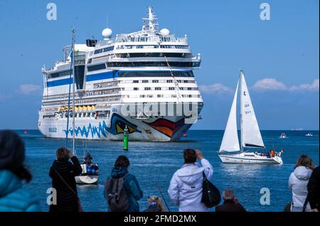 Rostock, Deutschland. Mai 2021. Die Bewohner der Hansestadt und Kreuzfahrtfans begrüßen das Kreuzschiff „AIDAsol“ bei der Einfahrt in den Hafen. Das Schiff kommt anlässlich der Nationalen Seeverkehrskonferenz am 10.05.2021 und der Einweihung des neuen Landkraftwerks nach Warnemünde. Quelle: Jens Büttner/dpa-Zentralbild/dpa/Alamy Live News Stockfoto