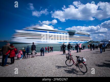 Rostock, Deutschland. Mai 2021. Die Bewohner der Hansestadt und Kreuzfahrtfans begrüßen das Kreuzschiff „AIDAsol“ bei der Einfahrt in den Hafen. Das Schiff kommt anlässlich der Nationalen Seeverkehrskonferenz am 10.05.2021 und der Einweihung des neuen Landkraftwerks nach Warnemünde. Quelle: Jens Büttner/dpa-Zentralbild/dpa/Alamy Live News Stockfoto