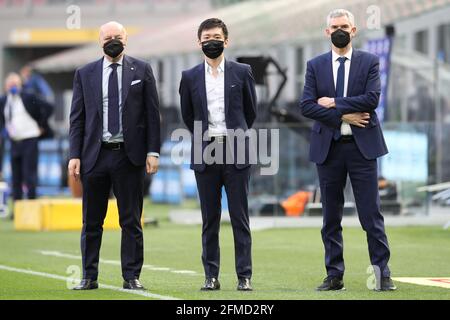 Mailand, Italien, 8. Mai 2021. Giuseppe Marotta FC Internazionale Managing Director, Steven Zhang FC Internazionale President und Alessandro Antonelli FC Internazionale Chief Executive Officer vor dem Start des Serie-A-Spiels bei Giuseppe Meazza in Mailand. Bildnachweis sollte lauten: Jonathan Moscrop / Sportimage Stockfoto