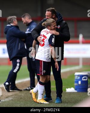 Lloyd Isgrove von Bolton Wanderers feiert mit Manager Ian Evatt, nachdem er während des zweiten Spiels der Sky Bet League im People's Pension Stadium in Crawley ersetzt wurde. Bilddatum: Samstag, 8. Mai 2021. Stockfoto