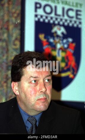 UNTERSUCHUNG VON TODESFÄLLEN BEI KINDERN IM WEXHAM PARK HOSPITAL, SLOUGH. DETECTIVE SUPERINTENDANT STEVE MORRISON, BEI EINER PRESSEKONFERENZ AUF EINEM LOKALEN SPORTPLATZ, IN DER NÄHE DES KRANKENHAUSES. Stockfoto