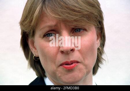 UNTERSUCHUNG VON TODESFÄLLEN BEI KINDERN IM WEXHAM PARK HOSPITAL, SLOUGH. MARGARET EDWARDS, CHIEF EXECUTIVE VON HEATHERWOOD UND WEXHAM PARK HOSPITALS NHS TRUST, BEI EINER PRESSEKONFERENZ AUF EINEM LOKALEN SPORTPLATZ IN DER NÄHE DES KRANKENHAUSES. 15.3.01 PIC:JOHN VOOS Stockfoto