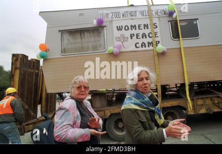 Die Frauen von Greenham Common ziehen nach 19 Jahren endlich weg. Die beiden verbleibenden Frauen, L-R: Jean Hutchinson und Sarah Hipper, als die Karawane, die ihr Zuhause war, wird vertrieben. Stockfoto