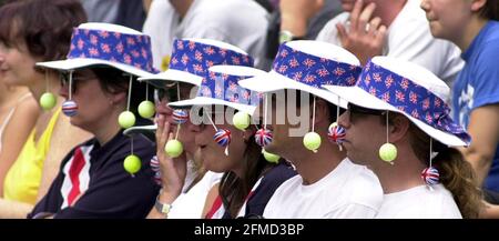 Zuschauer beim Pete Sampras Spiel mit J Borkman Juli 2000 während der Wimbledon Tennis Championships 2000 Stockfoto