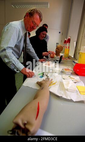 Paddy Ashdown MP, Vorsitzender der Liberaldemokraten, Mai 1999 Party besucht die Jungs Kings und St. Thomas School of Medicine Während der Wahlkampagne bei den bevorstehenden Europawahlen Stockfoto