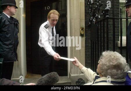 Mary Oldfield, 82. Dezember 2000, überreichte Tony Blair einen Brief, in dem sie sich über die kurze Haftstrafe von David Hampson beschwerte, der mit ihrer anderen Tochter Claire verheiratet war, die er tötete. Stockfoto