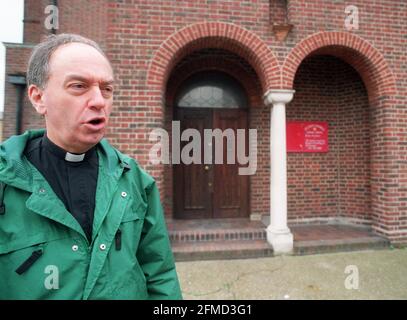 Mord an dem 10-jährigen Damilola Taylor in Peckham Dez 2000 der örtliche Vikar Jim Jellie vor seiner Kirche, St. Luke's, neben dem Anwesen Stockfoto