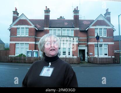 LOKALE FREIWILLIGE HALTEN DIE POLIZEI STATON JAN 2001 IN EAST MOLESEY VON MANNING AM SCHREIBTISCH OFFEN. DAS BILD ZEIGT DIE ORTSANSÄSSIGE HASEL BANTING VOR DER POLIZEISTATION. Stockfoto