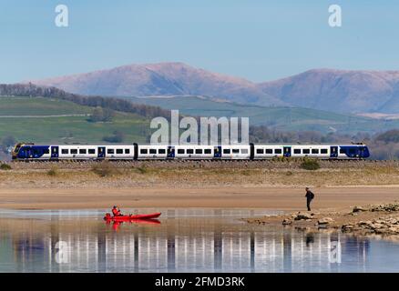 Kajakfahren in den flachen Gewässern von Arnside, Cumbria, Großbritannien Stockfoto