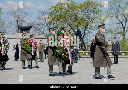 Prag. Mai 2021. Das Foto vom 8. Mai 2021 zeigt eine Kranzniederlegung am Grab des unbekannten Soldaten anlässlich des 76. Jahrestages des Endes des Zweiten Weltkriegs in Europa in Prag, Tschechien. Quelle: Dana Kesnerova/Xinhua/Alamy Live News Stockfoto