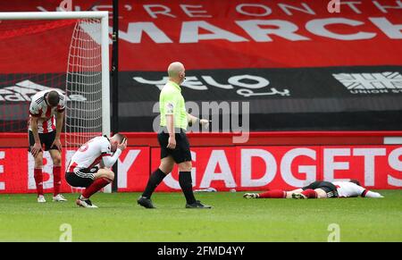 Sheffield, England, 8. Mai 2021. John Fleck von Sheffield Utd lenkt in Crystal Palaces beim Premier League-Spiel in Bramall Lane, Sheffield, das zweite Tor ab. Bildnachweis sollte lauten: Simon Bellis/ Sportimage Stockfoto