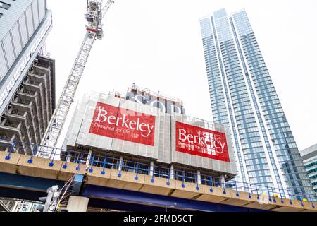 8. Mai 2021, London, Großbritannien - Berkeley baut neue Hochhaus-Hochhäuser, als sich Demonstranten auf der anderen Straßenseite in South Quay, Canary Wharf, versammelten, um gegen die unsichere und brennbare Verkleidung von Gebäuden zu protestieren Stockfoto