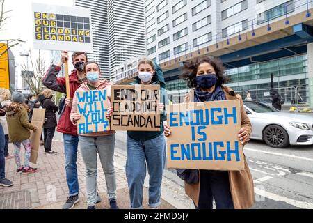 8. Mai 2021, London, Großbritannien - Demonstranten versammelten sich am Tag nach dem Brand in der Nähe von New Providence Wharf in South Quay, Canary Wharf, um gegen die unsichere und brennbare Verkleidung von Gebäuden zu protestieren Stockfoto