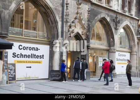 Corona Test Banner informiert über kostenlosen Corona-Test in der Münchner Fußgängerzone. QuickTest als kostenloser Test für alle Bürger pro Woche. Stockfoto