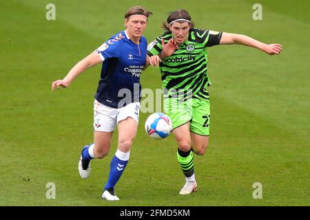 Oldham Athletic Carl Piergianni (links) und Josh Davison von Forest Green Rovers kämpfen während des zweiten Spiels der Sky Bet League im Boundary Park, Oldham, um den Ball. Bilddatum: Samstag, 8. Mai 2021. Stockfoto