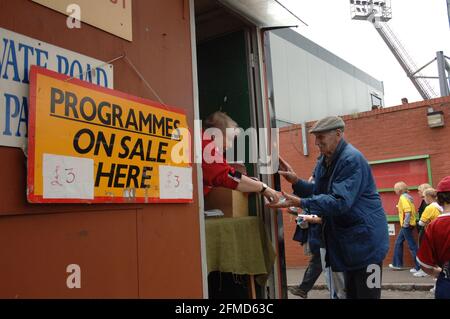 Watford 1 Manchester United 2, 26/08/2006. Vicarage Road, Premier League. Ein älterer Mann kauft ein Programm. Stockfoto